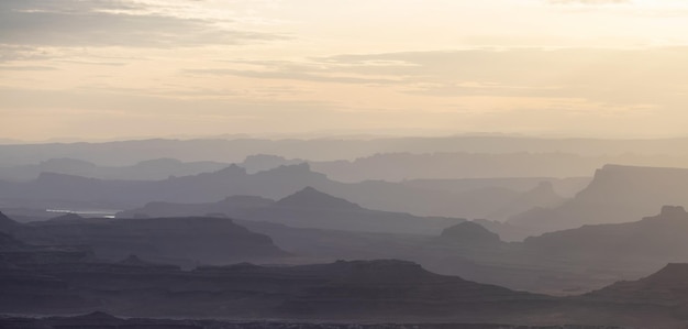 砂漠の峡谷の風光明媚なアメリカの風景と赤い岩の山々