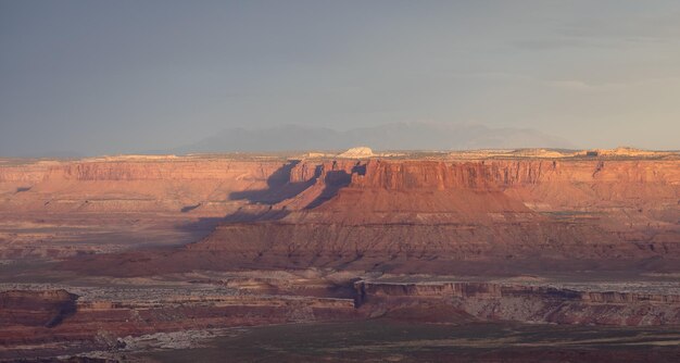 砂漠の峡谷の風光明媚なアメリカの風景と赤い岩の山々