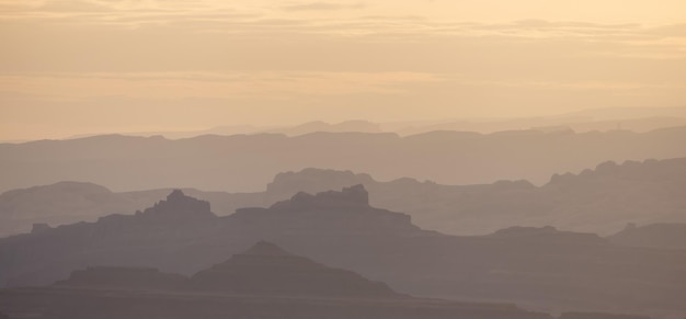 砂漠の峡谷の風光明媚なアメリカの風景と赤い岩の山々