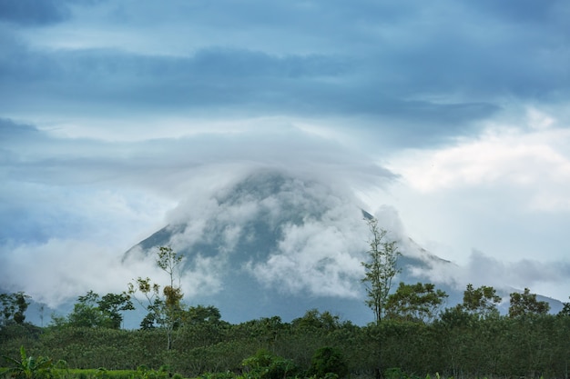 中央アメリカ、コスタリカの風光明媚なアレナル火山