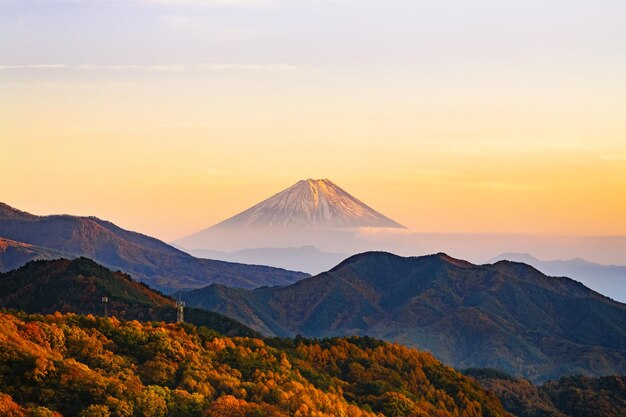 夕暮れの空を背景にした富士山の景色的な秋の景色