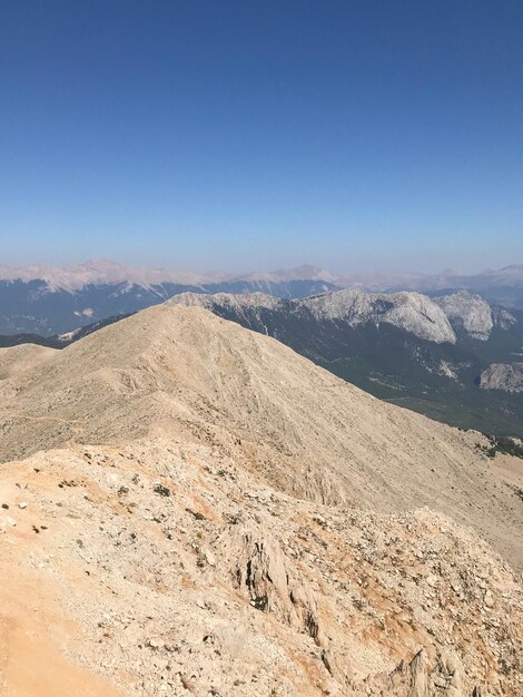 青い空と雲と丘と緑の山々 の風光明媚な風景シーン ビュー