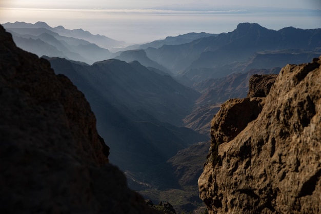 Foto scenic berglandschappen natuurpark roque nublo gran canariagran canaria spanje