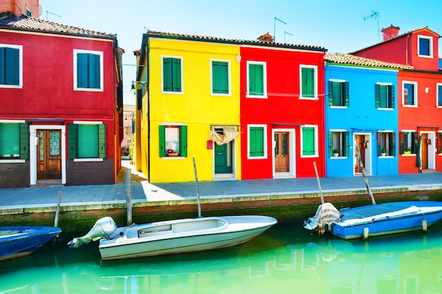 Живописный канал и красочные дома на острове Бурано недалеко от Венеции, Италия