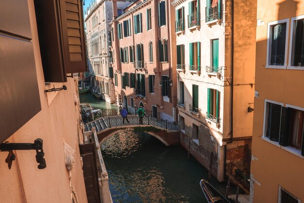 Красивый вид на каналы оживленной Венеции, Италия, с очаровательной архитектурой и оживленной атмосферой