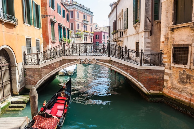 イタリア、ヴェネツィアの橋とカラフルな建物のある風光明媚な運河