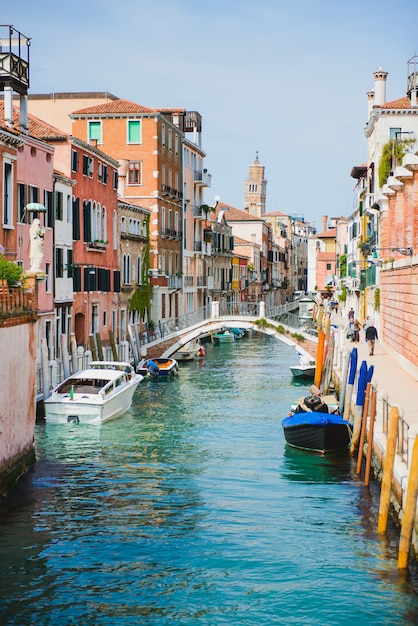 橋とゴンドラ、ヴェネツィア、イタリアの風光明媚な運河