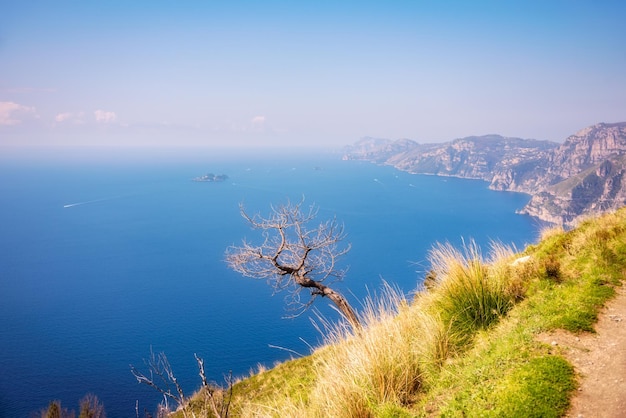 Живописный прибрежный ландшафт побережья Амальфи в Италии