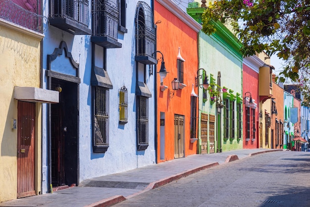 멕시코 모렐로스(Mexico Morelos)의 역사적인 중심지에 있는 쿠에르나바카(Cuernavaca) 거리의 아름답고 다채로운 식민지 시대 건축물