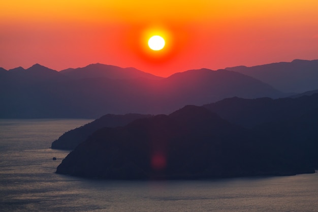 海岸の風光明媚なカラフルな夕日。壁紙や背景画像に適しています。