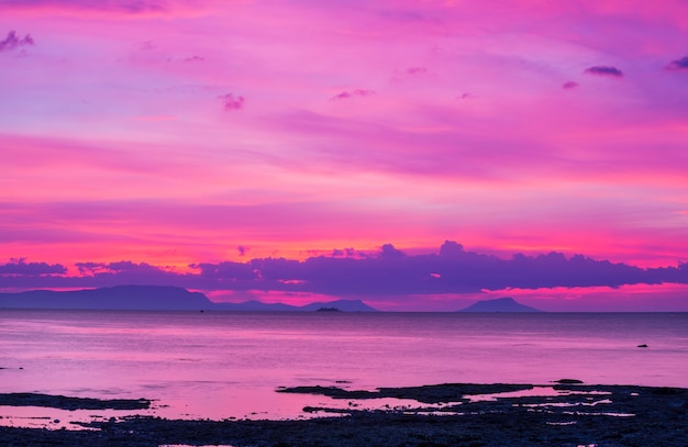 Scenic tramonto colorato in riva al mare.