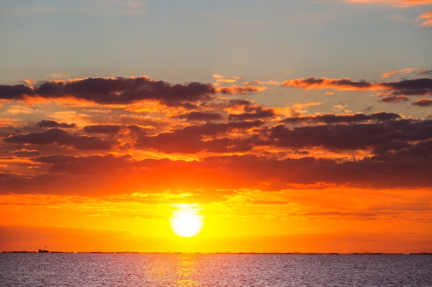 海岸の風光明媚なカラフルな夕日。