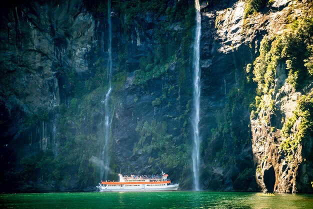 Scenic cruise nadert waterval