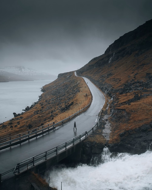 Autostrada panoramica sul lago nelle isole faroe