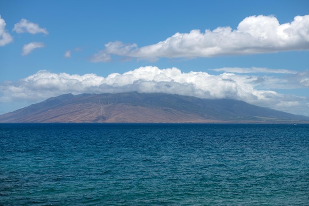 マウイ島ハワイの風光明媚なハワイの風景シーンのビーチ