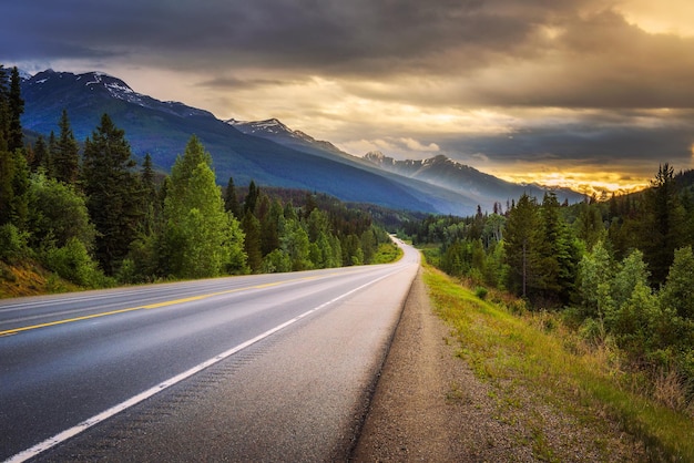 Scenic Icefields Pkwy в национальном парке Банф на закате