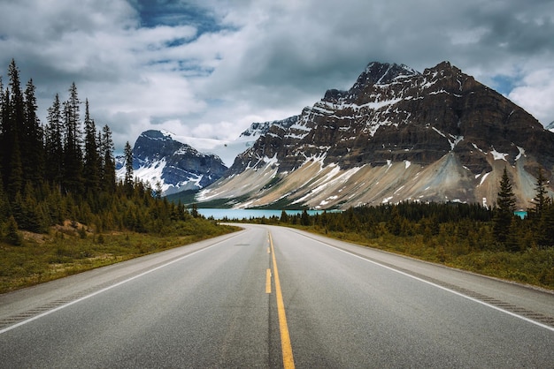 Scenic Icefields Pkwy in Banff National Park die leidt naar het Bow Lake