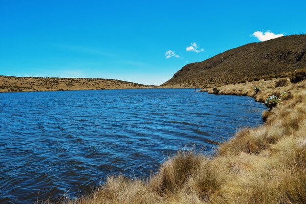 Foto lago panoramico sullo sfondo di una montagna lago ellis monte kenya parco nazionale kenya