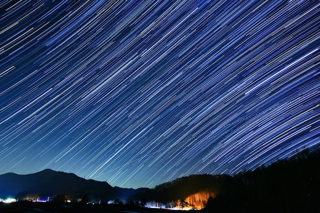 夜空を背景にした風景
