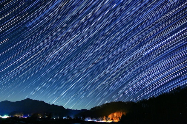 Foto paesaggio panoramico contro il cielo notturno