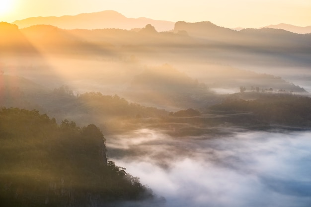 Paesaggio scenico sulla collina nebbiosa all'alba, baan jabo, mae hong son, thailandia