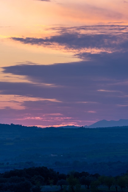 スペインの丘に沈む夕日と風光明媚な風景