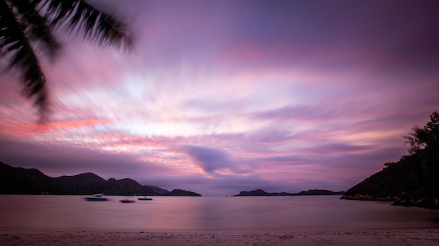 夕暮れの静かな海の景色的な長時間曝光写真
