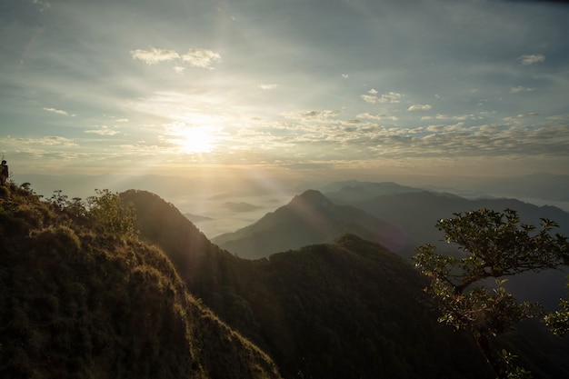 交互に並ぶ風光明媚な山