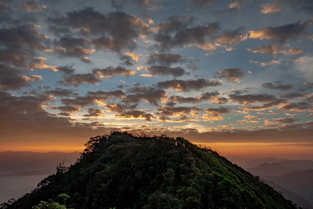 写真 交互に並ぶ風光明媚な山