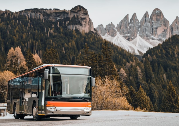 写真 イタリアのドロミット山脈の風景豊かな山岳リトリート 現代のバス 自然の美しさの中の旅客バス