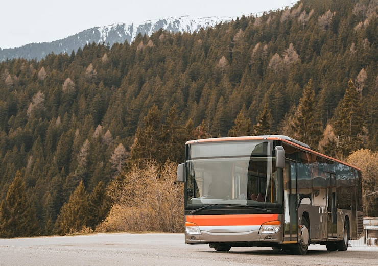 Photo scenic mountain retreat modern bus in italian dolomites passenger bus amidst nature's beauty