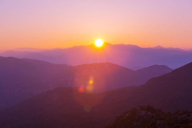 Foto montagne panoramiche all'alba