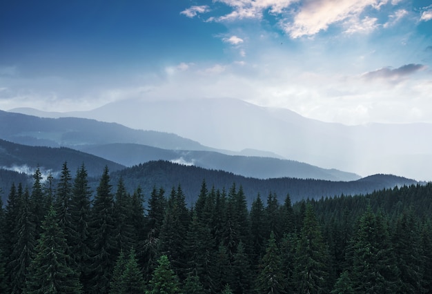 Paesaggio scenico delle montagne dopo pioggia.