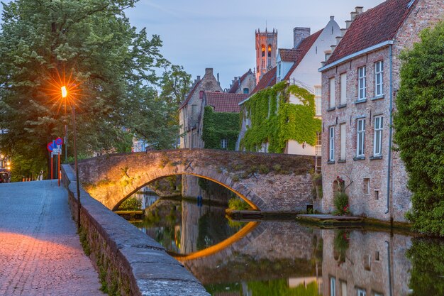 벨기에 브뤼헤(Bruges)에 있는 중세 타워 벨포르(Belfort)와 그린 운하(Green canal), 그로네레이(Groenerei)가 있는 아름다운 야경