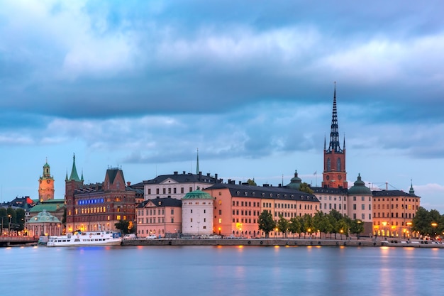 スウェーデンのストックホルムの首都の旧市街にあるリッダルスホルメンガムラスタンの風光明媚な夜景