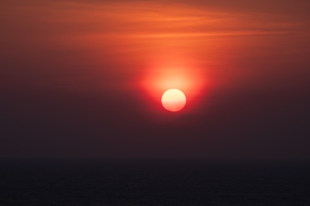 Foto priorità bassa arancione scenica del cielo di tramonto