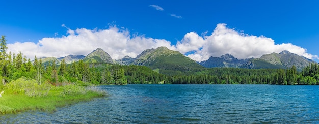 Фото Панорама на озеро в парке высокие татры strbske pleso словакия прекрасный летний пейзаж