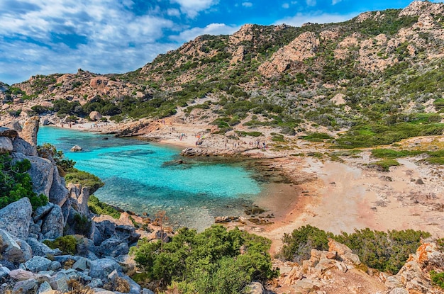 이탈리아 마달레나 군도(Maddalena Archipelago Sardinia)의 하이라이트 중 하나인 스파르지(Spargi) 섬의 그림 같은 칼라 코르사라(Cala Corsara)의 아름다운 탁 트인 전망