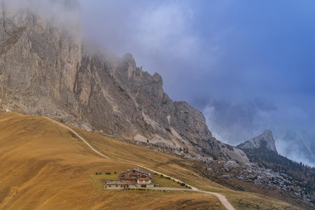 イタリアのドロミテ山脈の風光明媚なパソジャウの風景