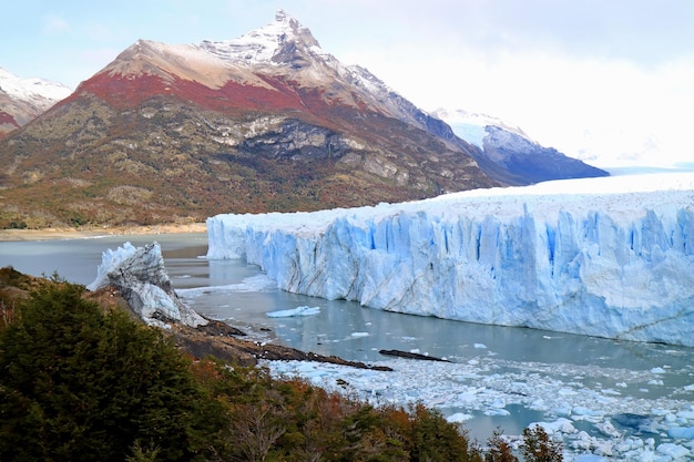 Scenic ghiacciaio perito moreno in autunno, sito patrimonio mondiale dell'unesco in patagonia, argentina