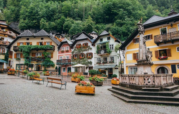 Foto vista panoramica da cartolina della storica piazza di hallstatt con case colorate