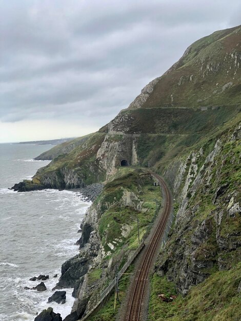 Scenic Railroad door de bergen van Bray naar Greystones, populaire toeristische Ierse wandelroute