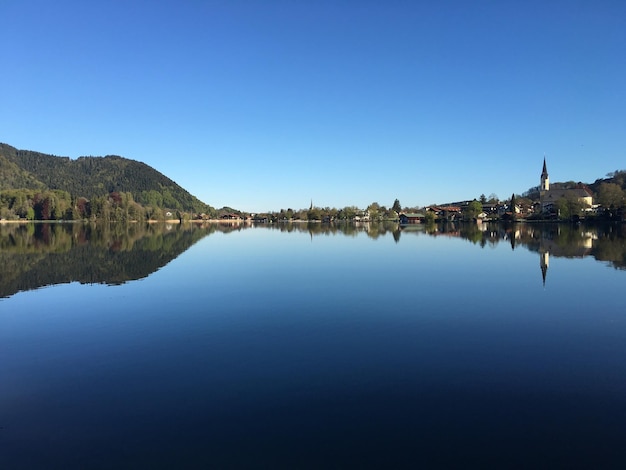 Foto il riflesso panoramico del paesaggio in un lago calmo