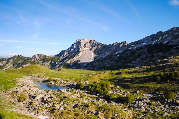 Fiumi e laghi scenici nel montenegro