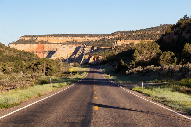 アメリカの山の風景の風光明媚な道路