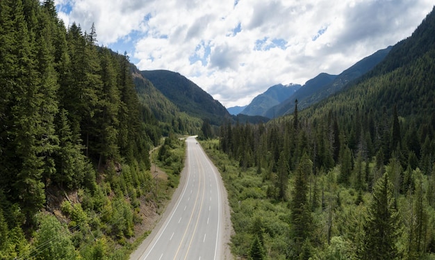 カナダの山の風景の風光明媚な道路空中写真自然の背景