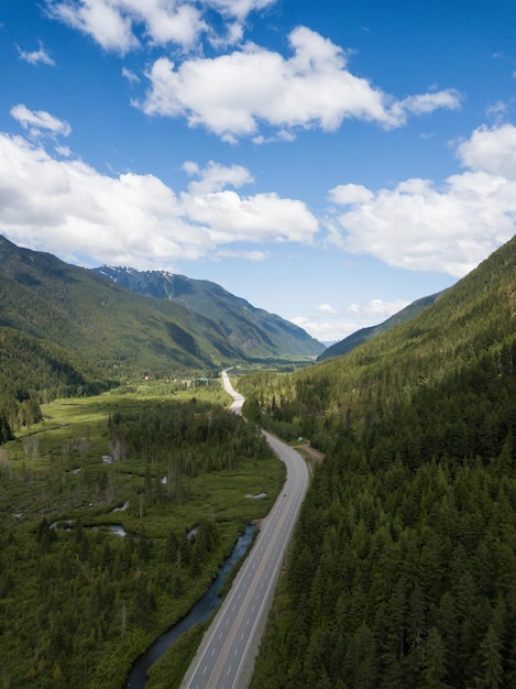 カナダの山の風景の風光明媚な道路空中写真自然の背景