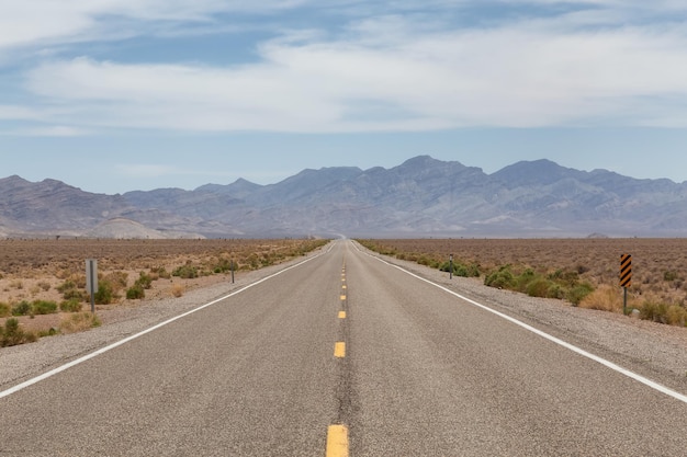 アメリカの自然景観の砂漠の風光明媚な道路