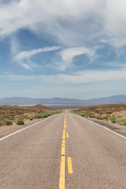 アメリカの自然景観の砂漠の風光明媚な道路