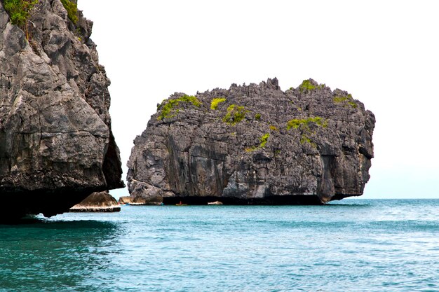 Foto scene rocciose sul mare